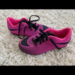Girls 3.5Y Nike soccer cleats excellent condition